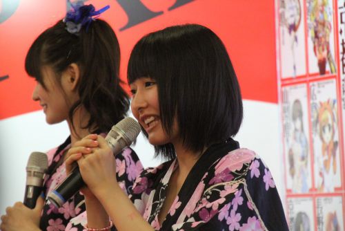 百瀬莉緒（ももせ　りお）の声優・山口立花子（やまぐち　りかこ）　＊右側