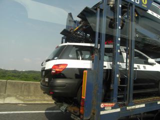 積載車に積まれた新車のパトカー