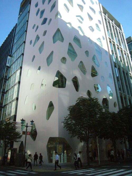 ピンクのビルに窓がちりばめられています。