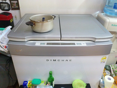 この物体がキムチ冷蔵庫、最近では一般的な冷蔵庫状の縦型も人気