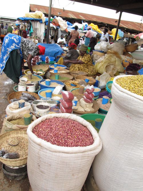 主なおかずの材料、「豆」のコーナー。量り売りが基本です。