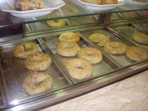 『カーザ・ブルガラ（ブルガリアの家）』の店頭に並ぶ様々な具の詰まったブレカ