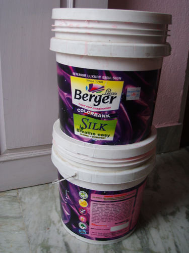 すでに色彩調合されてきたもの。メーカー価格は1本15000ルピー。