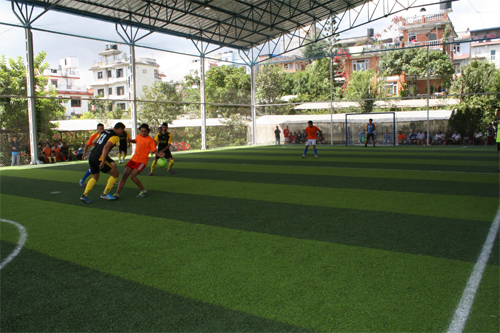 相手チームは大手旅行社おじさんたち。ミツバチカラー。