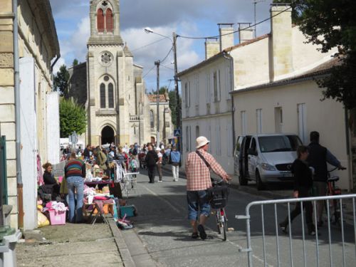 協会前の会場は大にぎわい