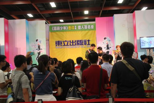 サイン会には熱心なファンが集まりました