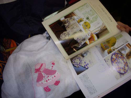 ブラジルでパッチワークをする女性には、写真がきれいな日本のパッチワークの本は参考になる