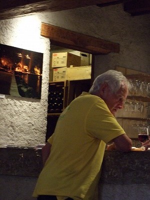 ミニトレインの運転手さんも店でワイン片手に休憩中……飲酒運転にならないのでしょうか（苦笑）。