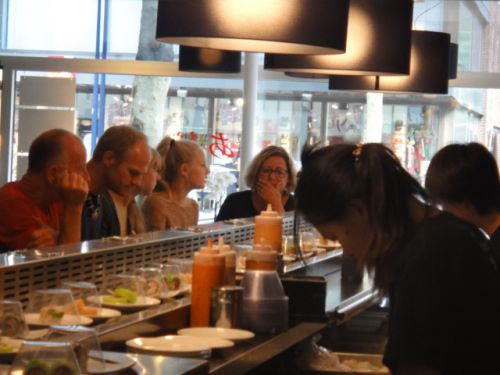 たくさんのデンマーク人が訪れていました。カウンター内側の店員は巻き寿司をひたすら巻いています