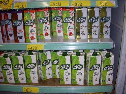 スーパーの飲料売り場で販売されている緑茶や白茶ドリンク