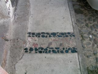 この黒い部分が黒曜岩。