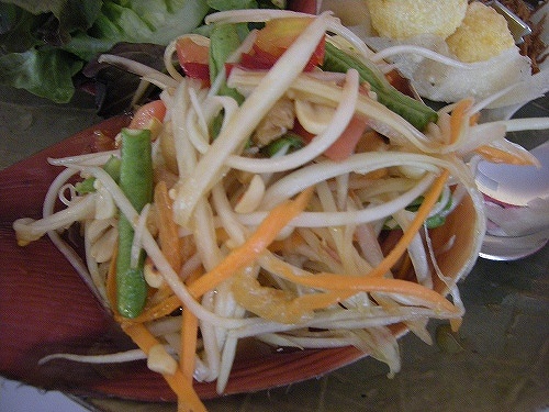 ソムタムは大人気タイ料理のひとつ