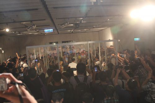 セクシーモデルの入浴ショーの様子