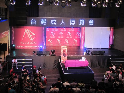 メイン会場のステージ