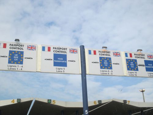 ここは出国と入国のゲート