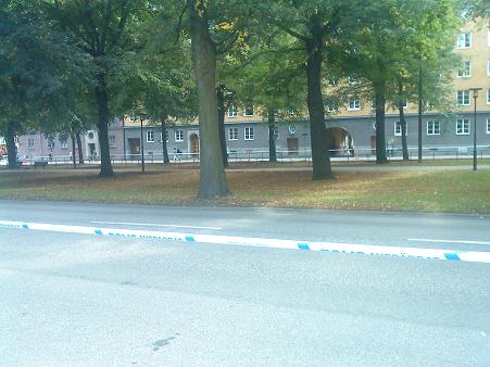 大使館に続く道などには警察マークのロープが張られ交通制限され、多数の警察官が留まっていました。