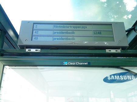 大統領訪問による交通制限の旨がバス停に表示されています。