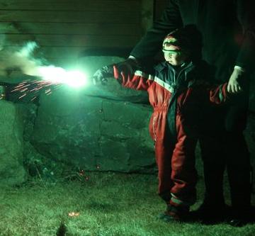 大晦日には花火が至る場所で打ちあがりますが、手持ち花火も同時に楽しむこともあります。