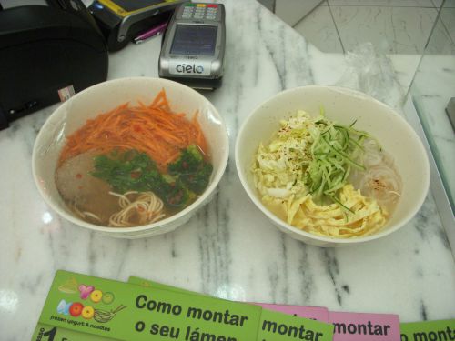 生麺を使ったラーメンとコンニャク麺（右）を使ったラーメンの見本