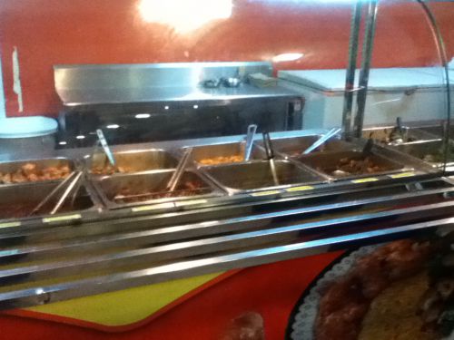 麻辣チキン、麻婆豆腐などが並ぶ