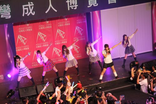 ステージでは歌とダンスを披露