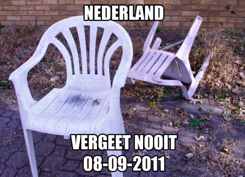 地震記念日のポルター。椅子が転がっただけでその”威力”に驚いた人も多い。