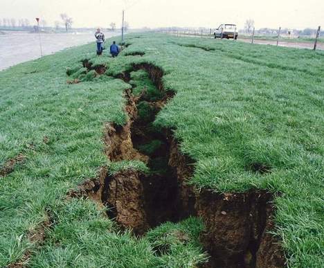 オランダでは非常に稀な、地震による地割れ。