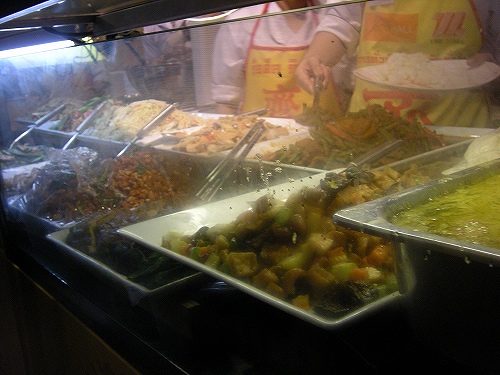 野菜だけでも色んなお惣菜が並びます