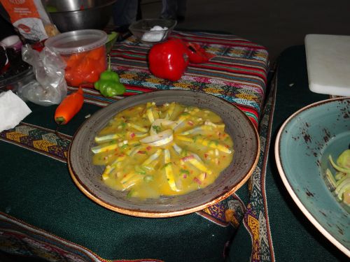 エキスポ・セビーチェの講義で紹介されたペルーオリジナルの唐辛子を使用したマリネ液を使用したマンジューバのセビーチェ