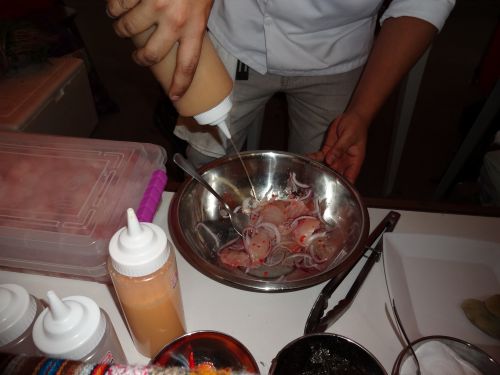 刺身のような切り身を使用して作るセビーチェ