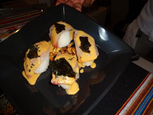 アンデス原産の種類の焼いたトウモロコシを添えたセビーチェすし