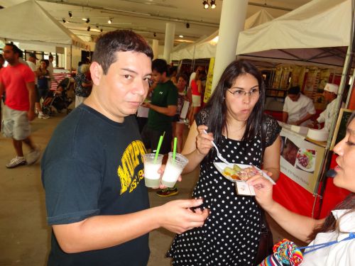 エキスポ・セビーチェで混み合うセビーチェを販売する飲食ブース