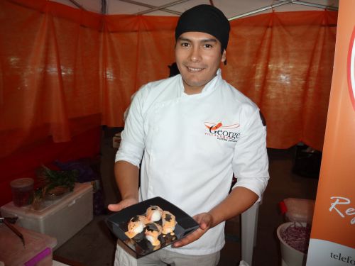 セビーチェをネタにしたにぎりずしを持つジョルジ・ビラロボスさん