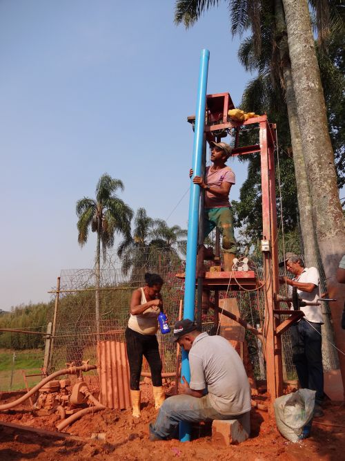 サンパウロ市郊外の農園で水不足から新しい井戸を掘る様子