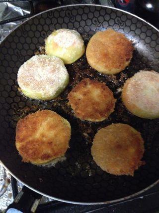 パン粉を付けて揚げ焼きする緑トマト。予想外の味に！
