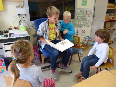 小学校では、上級生が下級生に読み聞かせをすることもある。