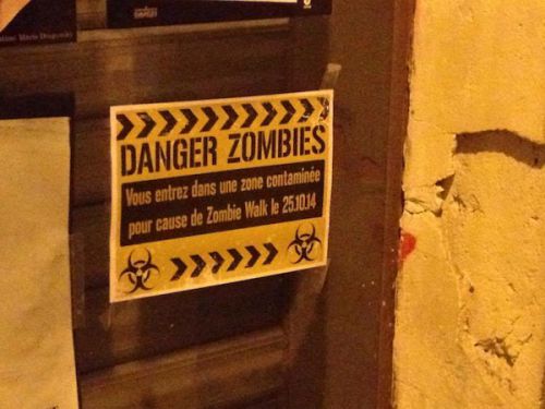 この日のためのサイン「ゾンビ危険ゾーン」