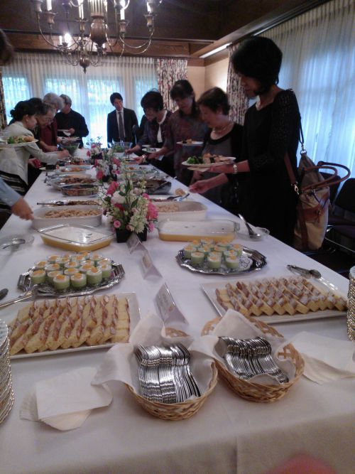 授賞式の後はディナー。そういえば公邸料理人という仕事について知ったのも新報を通じてでした。