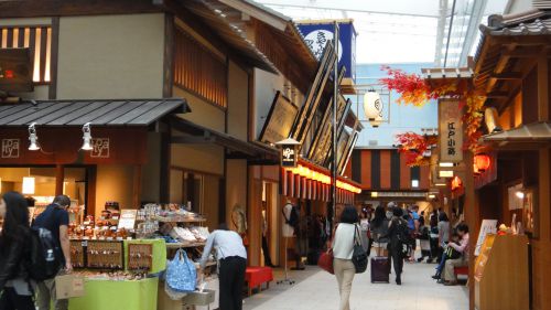 浅草かと見間違えるような町並み
