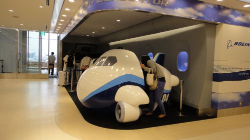 シミュレーションで操縦を楽しめます。