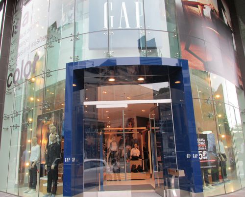 同じ建物の中にあるGAP