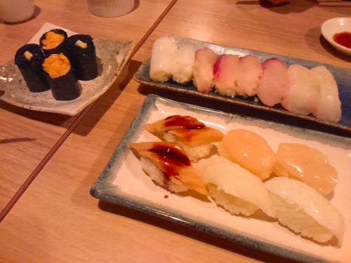 小皿にのって寿司が運ばれます。