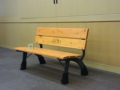 こちらがまっさらの状態のベンチ。これに色をつけます。