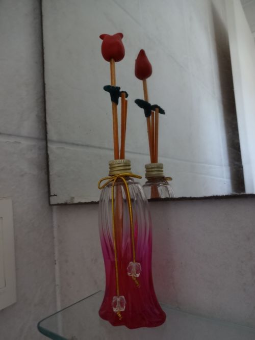 エッセンシャルオイルをかわいらしい瓶に小分けしてプレゼントするのも人気