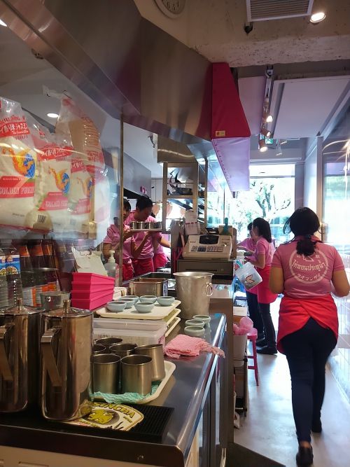 タイの方が忙しそうに働いています。