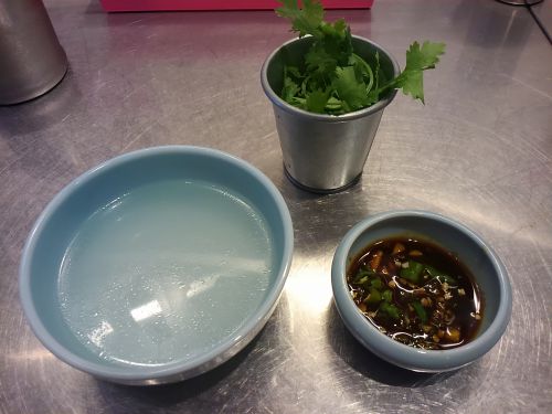 お湯にしかみえないスープ、パクチー、オリジナルソース