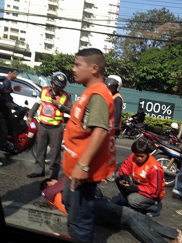 バイクタクシーの事故の様子。けが人はいたって軽症、良かった良かった