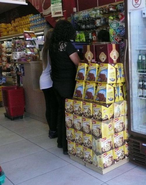 食料雑貨店の店頭に積まれたパネトーネ