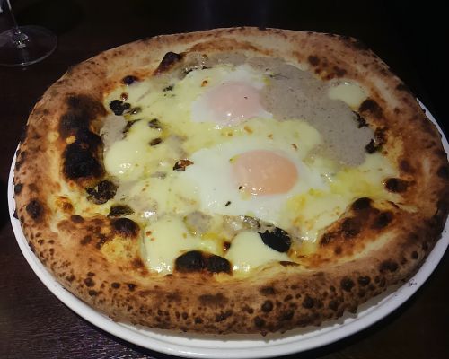 ピザのビスマルク。かなり大きいです。