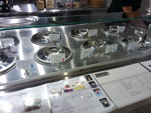 アイスクリームがならんでいますが、見えません。